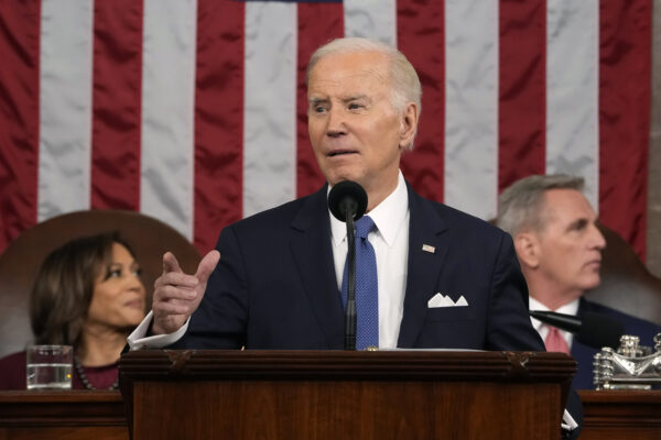 El presidente Joe Biden pronuncia el discurso sobre el Estado de la Unión ante una sesión conjunta del Congreso en el Capitolio de EE.UU., el 7 de febrero de 2023. (Jacquelyn Martin/Pool/Getty Images)
