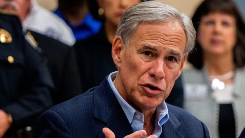 El gobernador de Texas, Greg Abbott, habla en una conferencia de prensa en Houston, Texas, el 13 de septiembre de 2022. (Brandon Bell/Getty Images)
