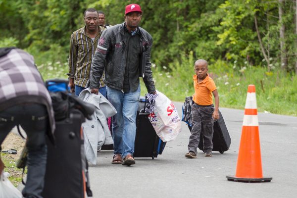 Solicitantes de asilo llegan a la frontera entre Canadá y Estados Unidos cerca de Champlain, Nueva York, el 6 de agosto de 2017. (Geoff Robins/AFP/Getty Images)
