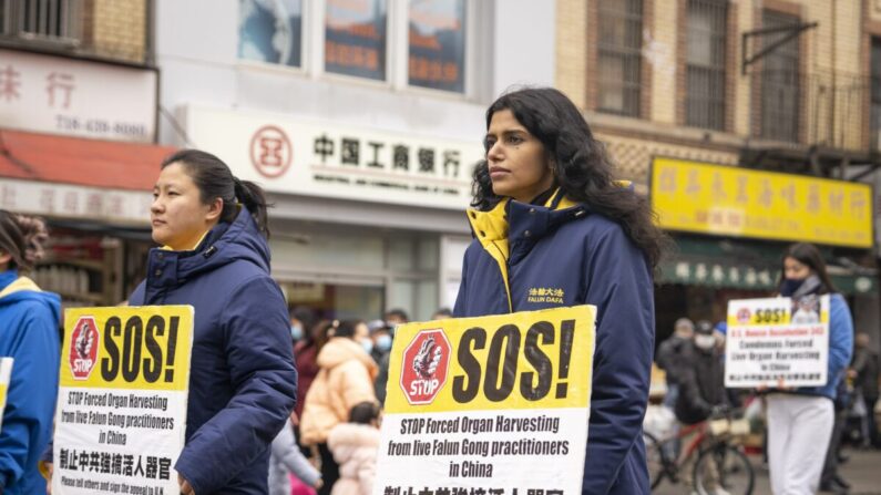 Practicantes de Falun Gong caminan en un desfile en Brooklyn, Nueva York, destacando la persecución del régimen chino de su fe el 26 de febrero de 2023. (Chung I Ho/The Epoch Times)
