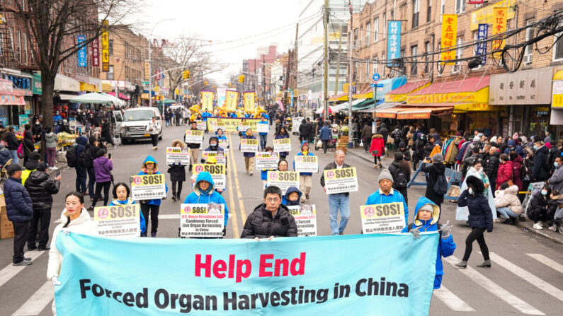 Practicantes de Falun Gong caminan en un desfile que pone de relieve la persecución del régimen chino contra su fe, en Brooklyn, Nueva York, el 26 de febrero de 2023. (Larry Dye/The Epoch Times)
