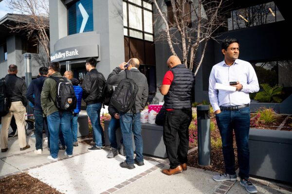 Clientes del Silicon Valley Bank hacen fila en la sede del SVB en Santa Clara, California, el 13 de marzo de 2023. (Noah Berger/AFP vía Getty Images)
