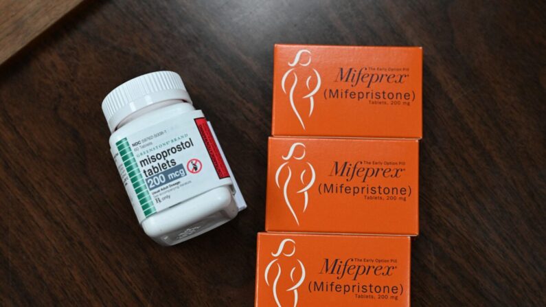 Mifepristona (Mifeprex) y misoprostol, los dos medicamentos utilizados en un aborto químico, en la Clínica Reproductiva de la Mujer, en Santa Teresa, Nuevo México, el 17 de junio de 2022. (Robyn Beck/AFP/Getty Images)

