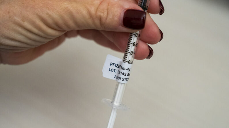 Una enfermera sostiene una jeringa que contiene una dosis de la vacuna contra el COVID-19 de Pfizer en Seattle, Washington, el 21 de junio de 2022. (David Ryder/Getty Images)
