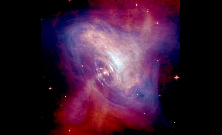 Una imagen compuesta de la nebulosa del Cangrejo revelada con  rayos X (azul), y las imágenes ópticas (rojo) superpuestas. El tamaño de la imagen de rayos X es más pequeña debido a la emisión mayor de energía de rayos X. Electrones irradian su energía más rápidamente que los electrones de menor energía que se emite ópticamente. (NASA / HST / ASU / J. Hester et al. X-Ray: NASA / CXC / ASU / J. Hester et al)