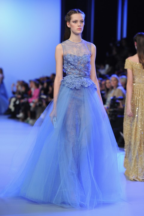 Una modelo viste un vestido del diseñador Elie Saab en la Fashion Week de París primavera-verano 2014.