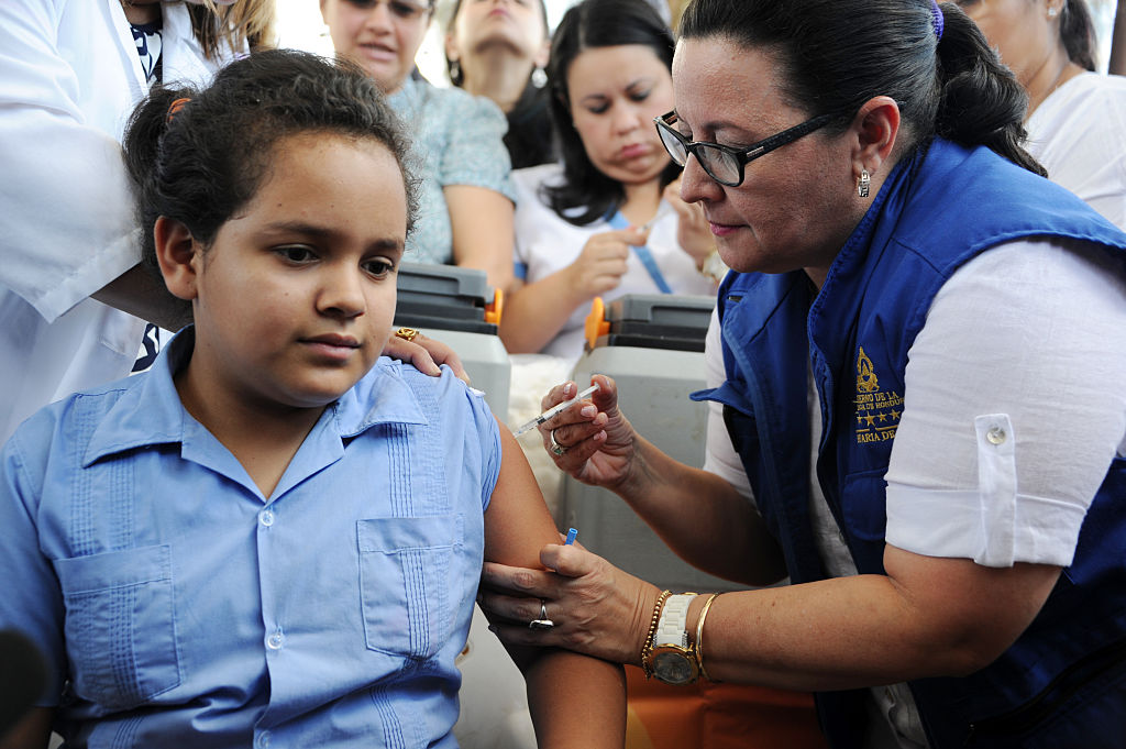 Una niña siendo vacunada contra el virus del papiloma humano (VPH) por los empleados del Ministerio de Salud en Tegucigalpa, el 17 de mayo de 2016. (ORLANDO SIERRA / AFP / Getty Images)