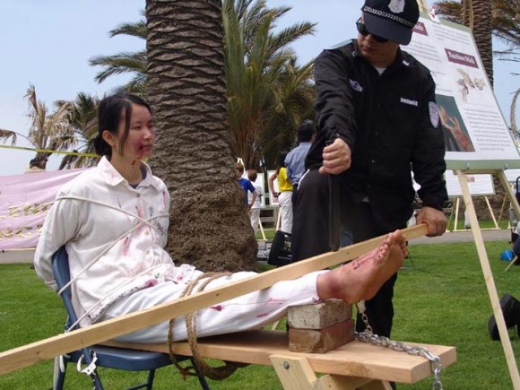 Practicantes de Falun Dafa presentan una exposición contra la tortura en Los Ángeles, California, el 26 de junio del 2004. (Clearwisdom.net)