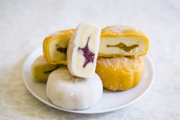 Pasteles luna: Una dulce celebración a la llega de Otoño Pasta de semilla del loto y huevo salado pastel de luna. (Samira Bouaou/La Gran Época)