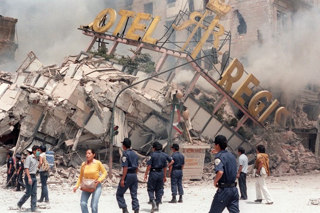 Una foto tomada 21 de septiembre 1985 muestra las ruinas del Hotel Regis , aplanados en el terremoto de 19 de septiembre , que afectaron a la ciudad de México , causando la muerte de hasta 30 000 personas. (Photo credit should read DERRICK CEYRAC/AFP/Getty Images)