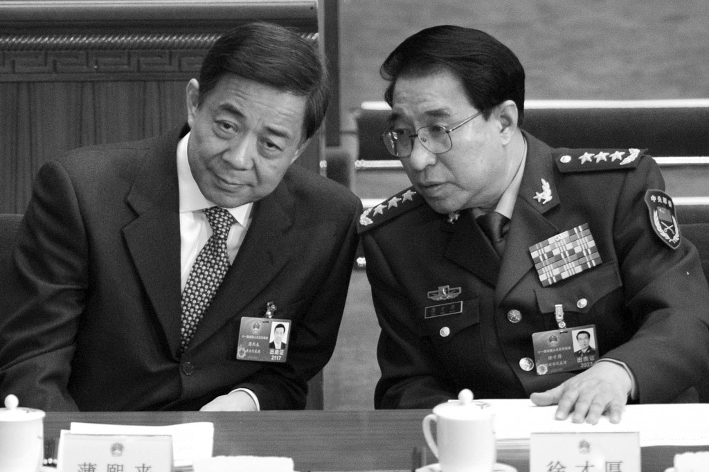 Bo Xilai (Izq) habla con Xu Caihou . (Liu Jin / AFP / Getty Images)