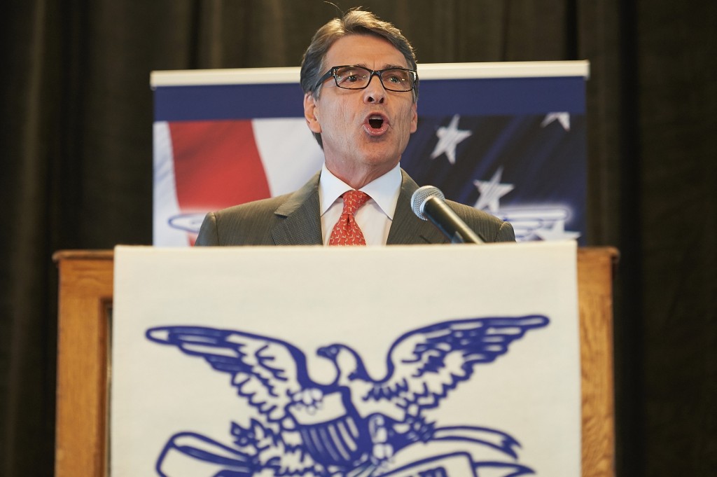 El candidato presidencial republicano Rick Perry habla a la multitud durante un evento el 11 de septiembre , 2015, en St. Louis , Missouri. (Foto: Michael B. Thomas/Getty Images)