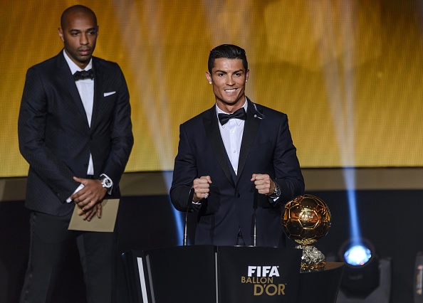 Cristiano Ronaldo reacciona al lado del ex jugador francés Thierry Henry después de recibir el FIFA Balón de Oro 2014. (FABRICE COFFRINI / AFP / Getty Images)