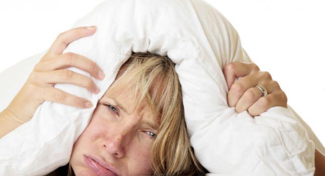 Mujer que intenta dormir (Shutterstock *)