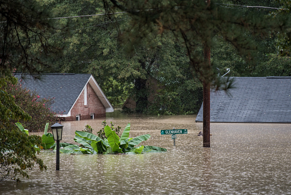 Las casas están inundadas por las aguas de inundación 04 de octubre 2015 en Columbia, Carolina del Sur. El estado de Carolina del Sur experimentó lluvias récord durante el fin de semana. (Foto por Sean Raimundo / Getty Images)