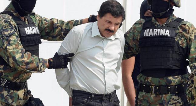 El 'Chapo' Guzmán es escoltado por marines para ser presentado ante la prensa, el 22 de febrero de 2014 en México. (ALFREDO ESTRELLA/AFP/Getty Images)