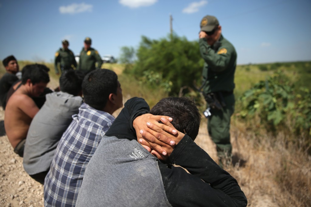 Archivo: agentes de la Patrulla Fronteriza detiene a los inmigrantes indocumentados después de cruzar la frontera desde México a los Estados Unidos el 7 de agosto de 2015, de McAllen, Texas (Foto por John Moore / Getty Images)