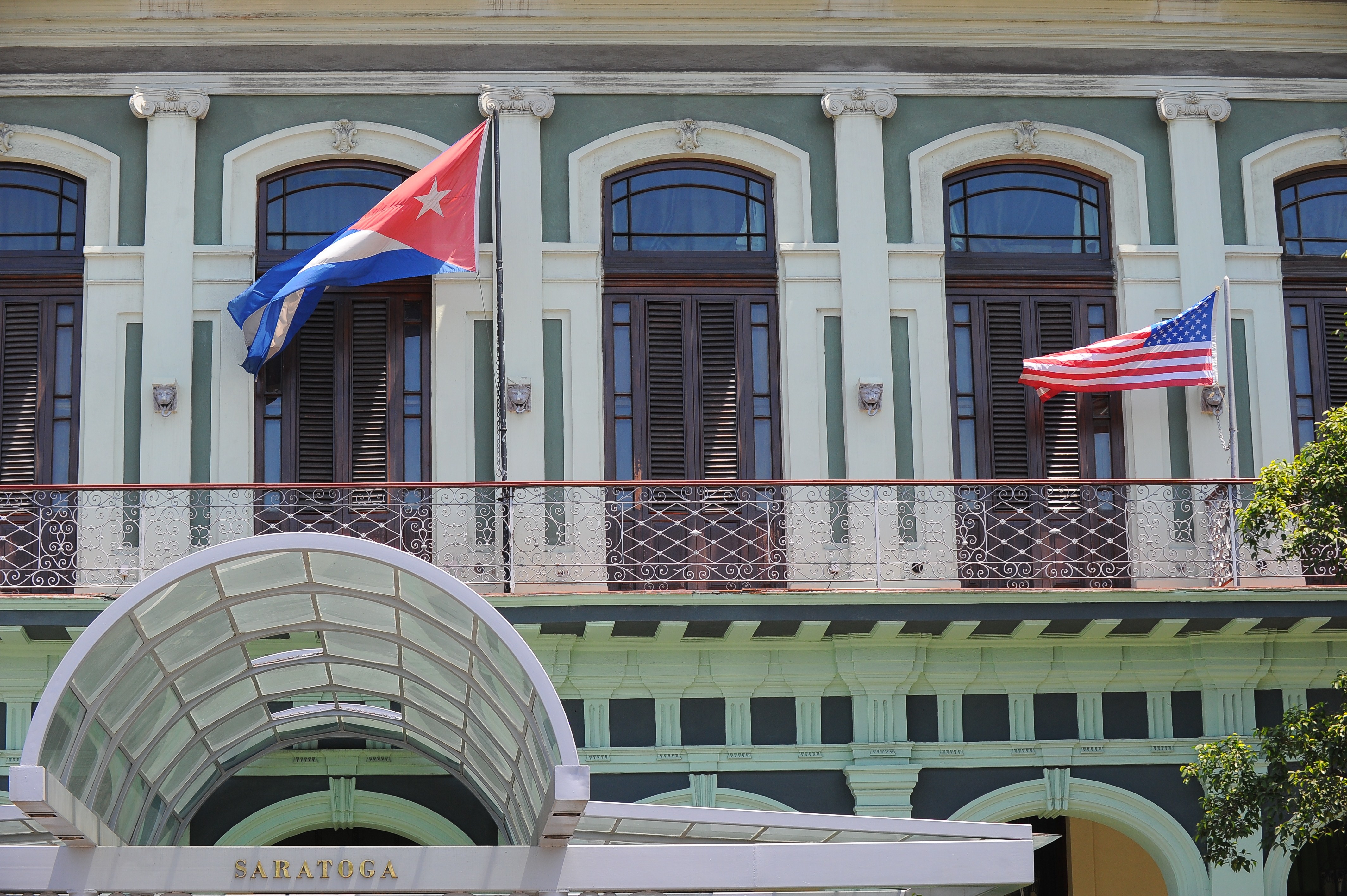 Banderas de EEUU y Cuba en el balcón de un hotel en la Habana, el 13 de abril de 2015. (YAMIL LAGE/AFP/Getty Images)