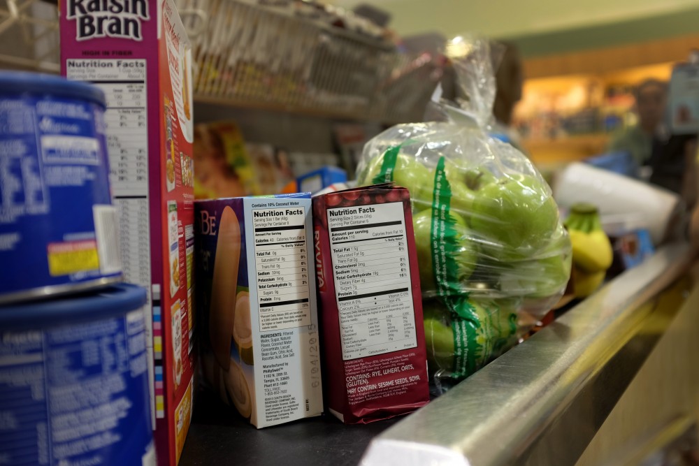 En la foto se ven las etiquetas de nutrición en envases de alimentos el 27 de febrero de 2014 en Miami, Florida. (Joe Raedle/Getty Images)
