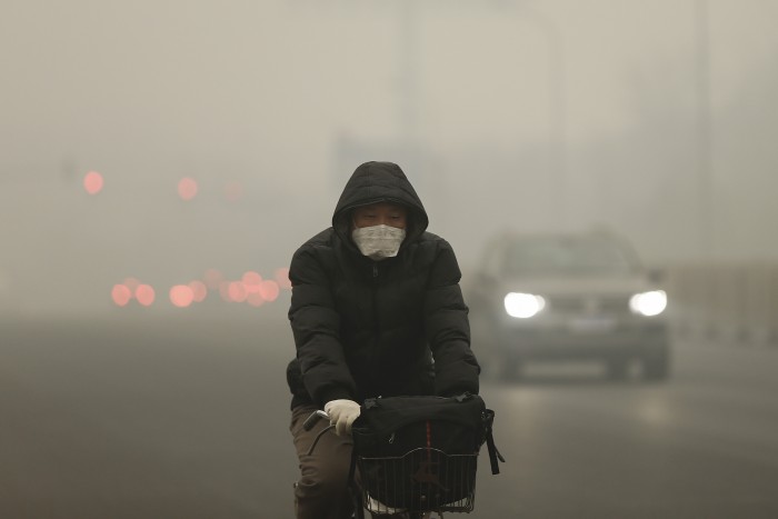 Las personas usan máscaras como protección contra la contaminación en la Ciudad Prohibida, el 1 de diciembre de 2015, en Beijing, China. (Lintao Zhang/Getty Images)