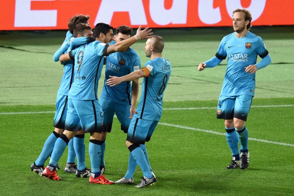 Luis Suárez celebra junto a sus compañeros de Uruguay. (TORU YAMANAKA/AFP/Getty Images)