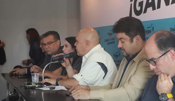 En el centro de la imagen, el secretario ejecutivo de la Unidad Democrática, Jesús Chuo Torrealba (Foto: MUD)