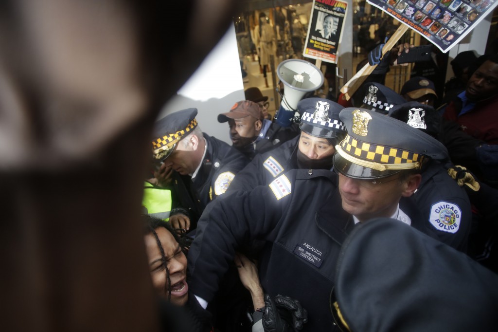 Un joven y una madre de familia negros muertos por la policía de Chicago. (Joshua Lott/Getty Images)