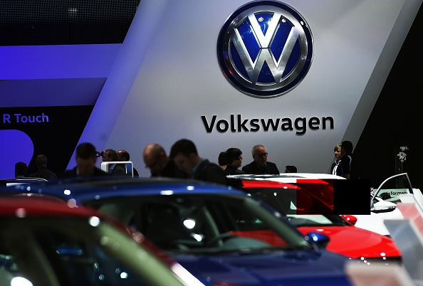 Personas caminan alrededor del stand de Volkswagen durante la vista previa de prensa del 2016 North American Internacional Auto Show en Detroit, Michigan, en 11 de enero de 2016. (crédito de foto debe leer JEWEL SAMAD/AFP/Getty Images)