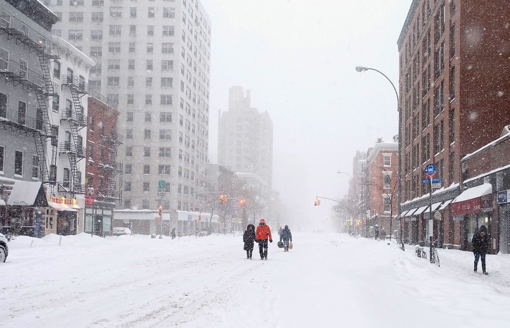 Nueva York prohíbe tránsito y cierra puentes y túneles por "Snowzilla". (Jamie McCarthy/Getty Images)