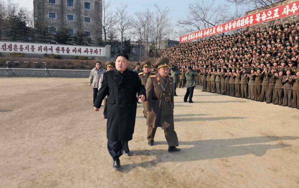 El mandatario norcoreano Kim Jong-Un (frente L) inspecciona unidad de ejército (KPA) popular de Corea (crédito de foto debe leer KNS/AFP/Getty Images)