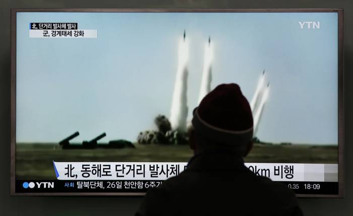 Un hombre mira en una televisión el archivo de imágenes de lanzamientos de misiles realizados por Corea del Norte. (Agencias)