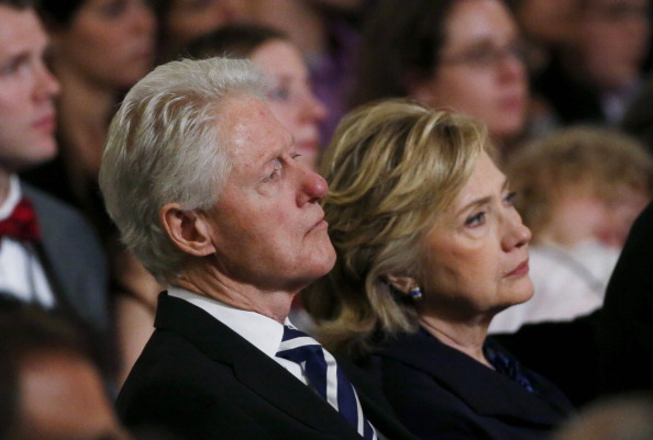 Bill Clinton y Hillary Clinton (Foto: Mike Segar-Pool/Getty Images)