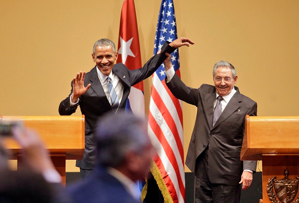 Raúl Castro (Der.) levanta el brazo del Presidente de Estados Unidos Barack Obama al final de una conferencia de prensa conjunta en el Consejo de Estado cubano, el 21 de marzo de 2016 en la Habana, Cuba. (Sven Creutzmann/Mambo foto/Getty Images)
