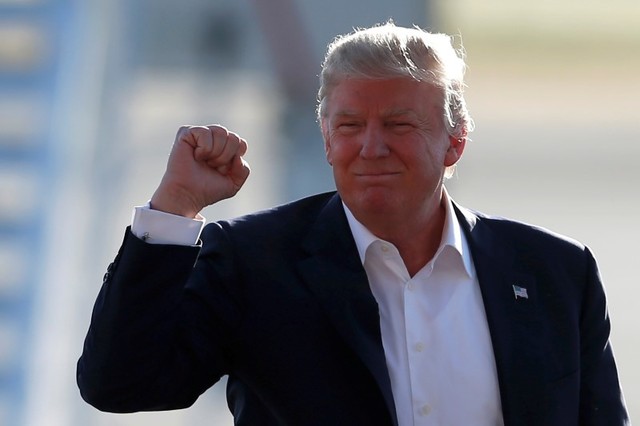 El aspirante presidencial Donald Trump saluda durante un acto de campaña en Sacramento, California, EEUU. 1 junio 2016. REUTERS/Lucy Nicholson