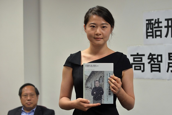 Gracia Geng, la hija de uno de los abogados más prominentes de derechos humanos de China Gao Zhisheng, presenta el libro escrito por su padre en una conferencia de prensa en Hong Kong, el martes 14 de junio de 2016. (Foto: ANTHONY WALLACE/AFP/Getty Images) 