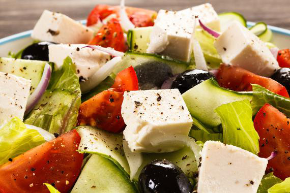 La dieta mediterránea es rica en grasas vegetales como aceite de oliva virgen extra y frutos secos. (Fotolia)