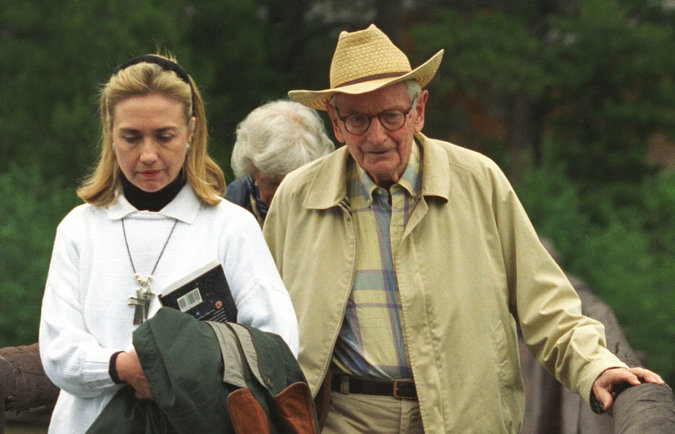 Hillary Clinton con Laurance S. Rockefeller en Jackson Hole, Wyoming, 1995. Bajo el brazo la ex primera dama llevaba una copia del libro "¿Estamos solos ?: implicaciones filosóficas del descubrimiento de vida extraterrestre", por Paul Davies. (Crédito: Biblioteca Presidencial Clinton)