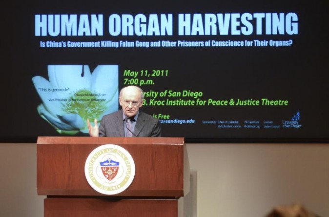 David Matas, abogado internacional de derechos humanos, habla en el Instituto Joan B. Kroc para la Paz y Justicia de la Universidad de San Diego, 11 de mayo de 2011. (Alex Li/La Gran Época)