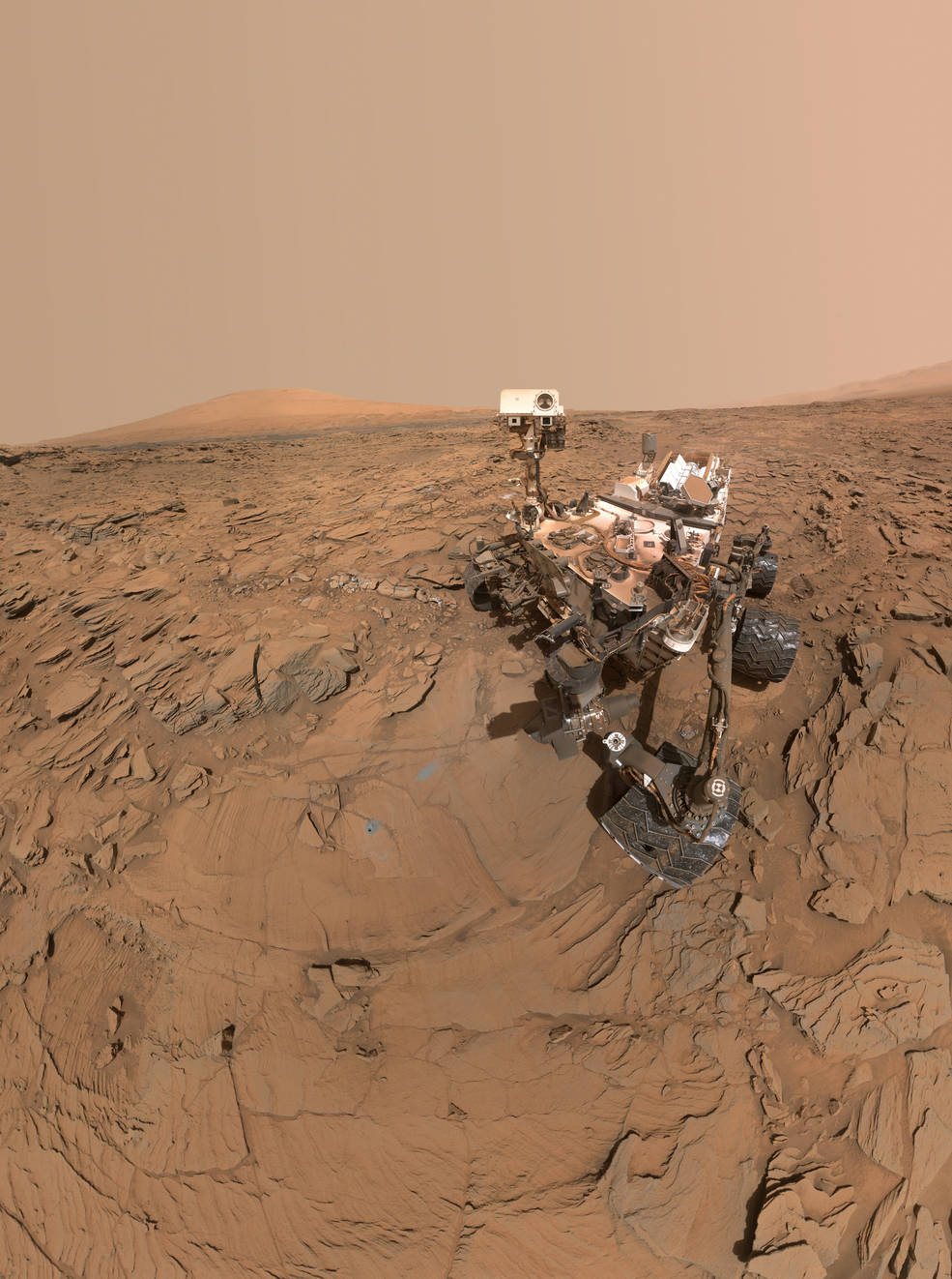 Selfie del Mars Rover Curiosity de la NASA en un lugar llamado "Okoruso", en la "Meseta Naukluft" en la parte baja del Monte de Sharp. La escena combina varias imágenes tomadas Mars Hand Lens Imager (MAHLI) el 11 de mayo de 2016 durante el día 1338 del trabajo del robot en el planeta rojo. Créditos: NASA / JPL-Caltech / MSSS