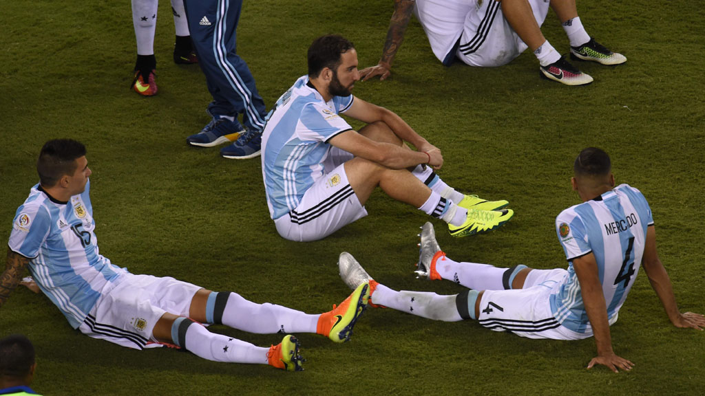 la desilución de los jugadores de Argentina ante la derrota frente a Chile, Copa América 2016. (Getty Images/Creative)