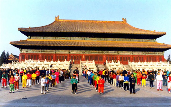 Practicantes de Falun Gong junto con sus hijos en Beijing antes que comenzara la persecución en 1999. (Minghui.org)