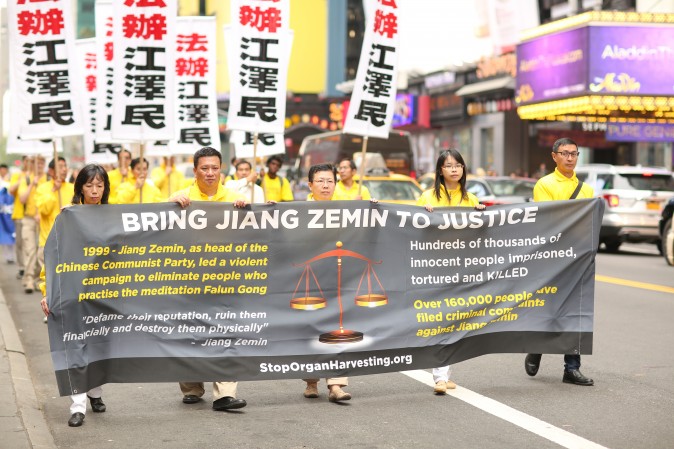 Más de 10.000 practicantes de Falun Gong marchan en el desfile del Día Mundial de Falun Dafa en Nueva York el 13 de mayo de 2016. (Benjamin Chasteen/Epoch Times)