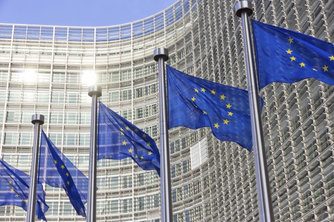 Banderas de la Unión Europea frente al edificio del Parlamento Europeo en Bruselas, Bélgica, el 27 de enero del 2015. (Vanderwolf-Images / IStock) 