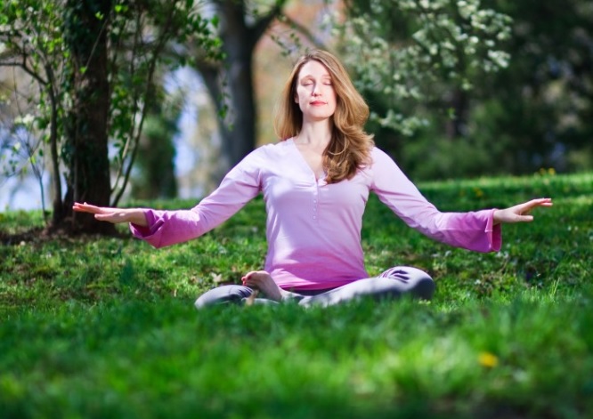 Una mujer se sienta en la mediación, el quinto ejercicio de la práctica espiritual Falun Gong . ( Jeff Nenarella de Gran Época )