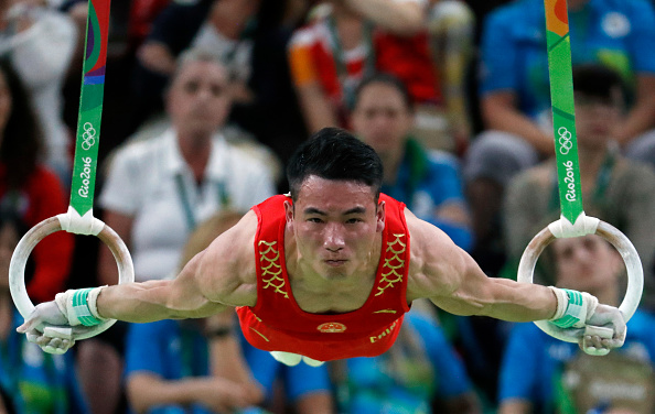 Deng Shudi compite en el equipo chino de gimnasia artística en las Olimpíadas de Río 2016