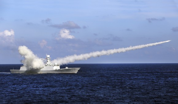 Fragata china Yuncheng, lanza un misil antibuque durante un ejercicio militar en las aguas cerca de la Isla Hainan y las Islas Paracelso al sur de China el 8 de julio de 2016. (Zha Chunming/Xinhua a través de AP)