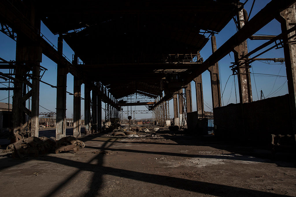 Una vista general de la abandona planta de acero Qingquan, la cual cerró en 2014 y se convirtió en una de las llamadas empresas 'zombi' en Tanghsan el 26 de enero de 2016. (Kevin Frayer / Getty Images) 