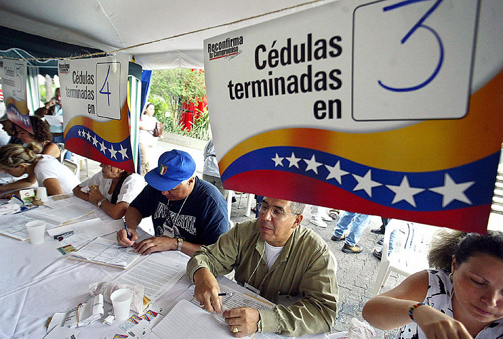 Verificación de firmas que fueron rechazadas por miembros del Consejo Nacional Electoral (CNE (Photo credit should read JUAN BARRETO/AFP/Getty Images)
