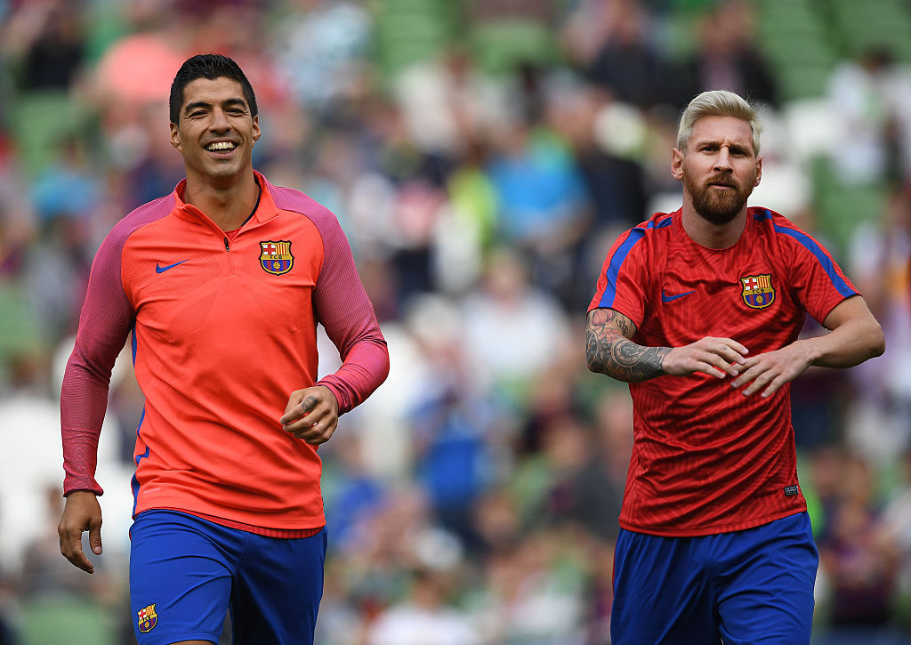 Lionel Messi (R) y Luis Suárez (L). (Foto por Charles McQuillan/Getty Images)