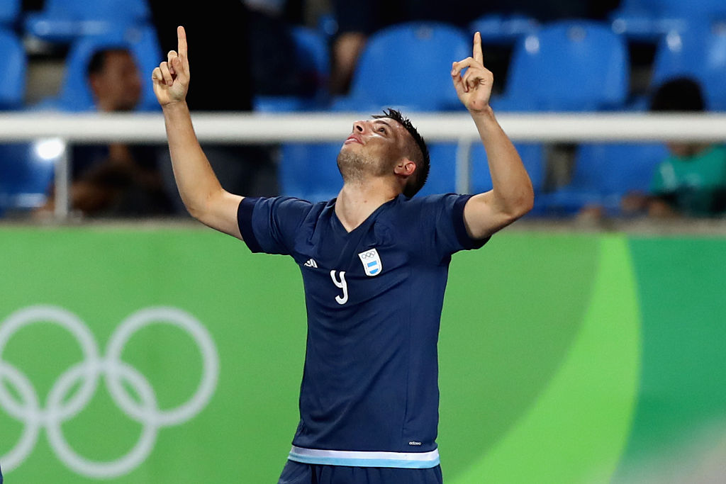 Jonathan Calleri de Argentina celebra al anotar el gol contra Argelia en el Grupo D de las olimpíadas de Río 2016 en el estadio olímpico el 7 de agosto de 2016 en Río de Janeiro, Brasil. (Alejandro Hassenstein / Getty Images)